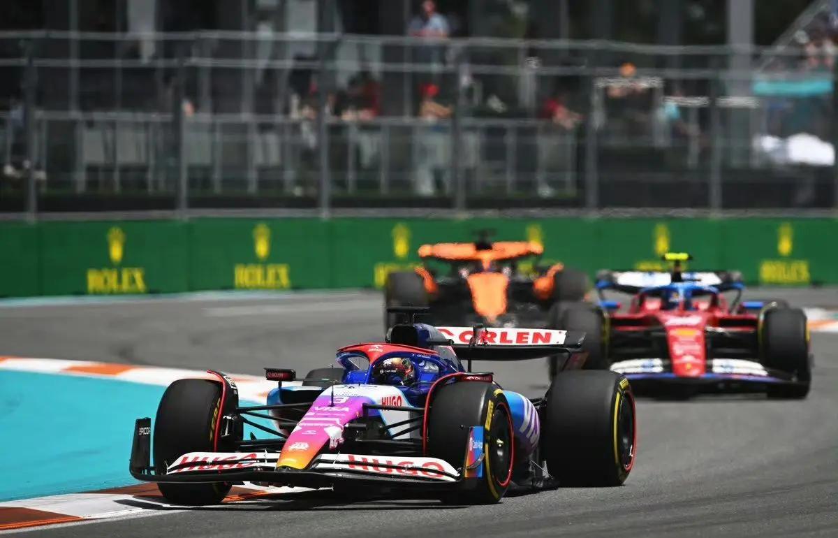 梅赛德斯险胜红牛二队，佩雷兹刷新纪录