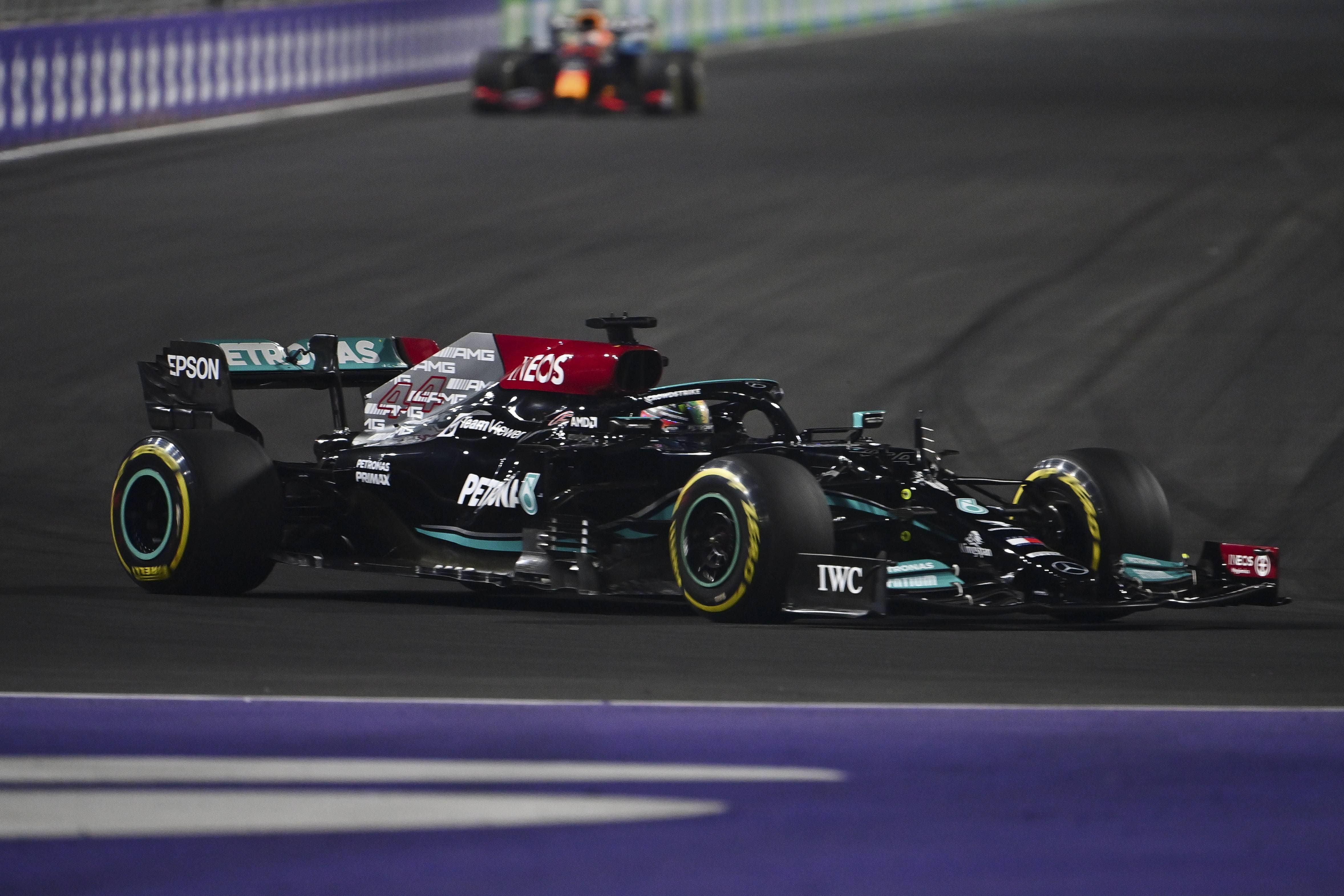 梅赛德斯鏖战红牛二队，汉密尔顿点燃赛场