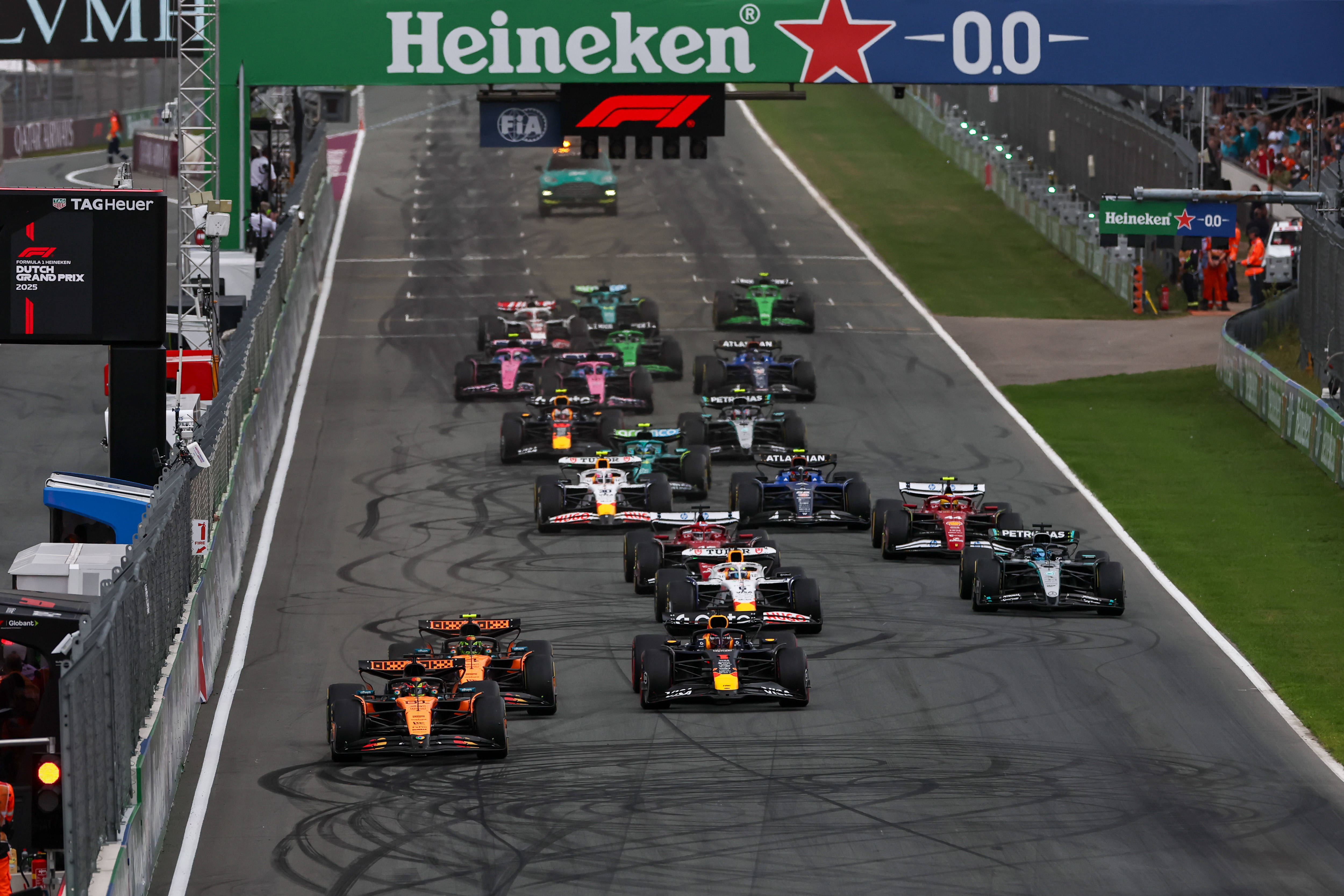 红牛二队轻取梅赛德斯，皮亚斯特里点燃赛场